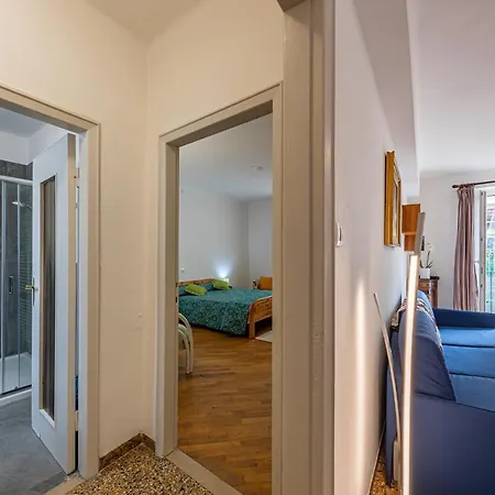 Polly's 3 Floor Apartment